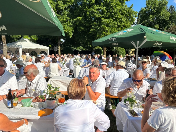 Weißes Fest_zusammensitzen 4. Weißes Fest